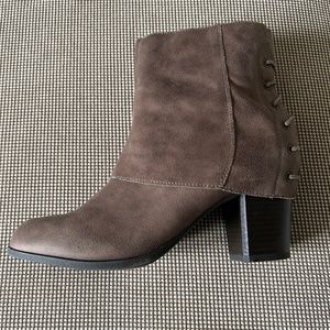 Fergalicious Trina Boots in sand size 11